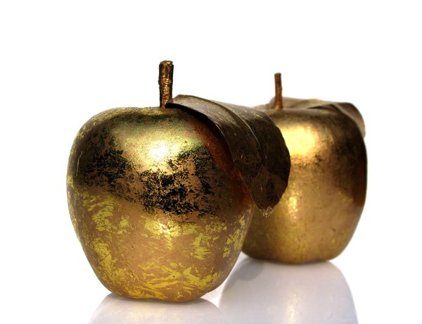 Мир золотое яблоко. Золотое яблоко. Золотые яблоки в серебряных сосудах. Золотые яблоки в серебряной чаше. Золотое яблоко фото.