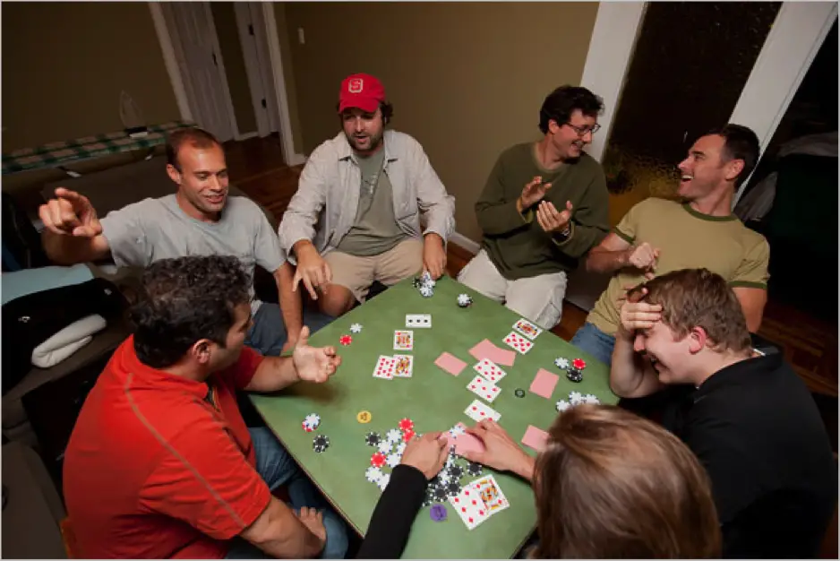 Люди играющие в Покер. Стол покерный и друзья. Покер за столом. Домашний Покер.