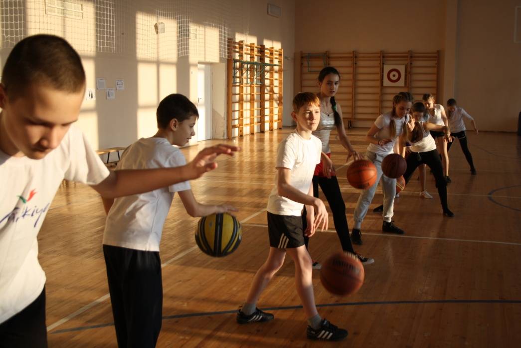Уроки игры н. Физкультура баскетбол. Школьники на физкультуре. Занятия по физкультуре. Урок физической культуры баскетбол.