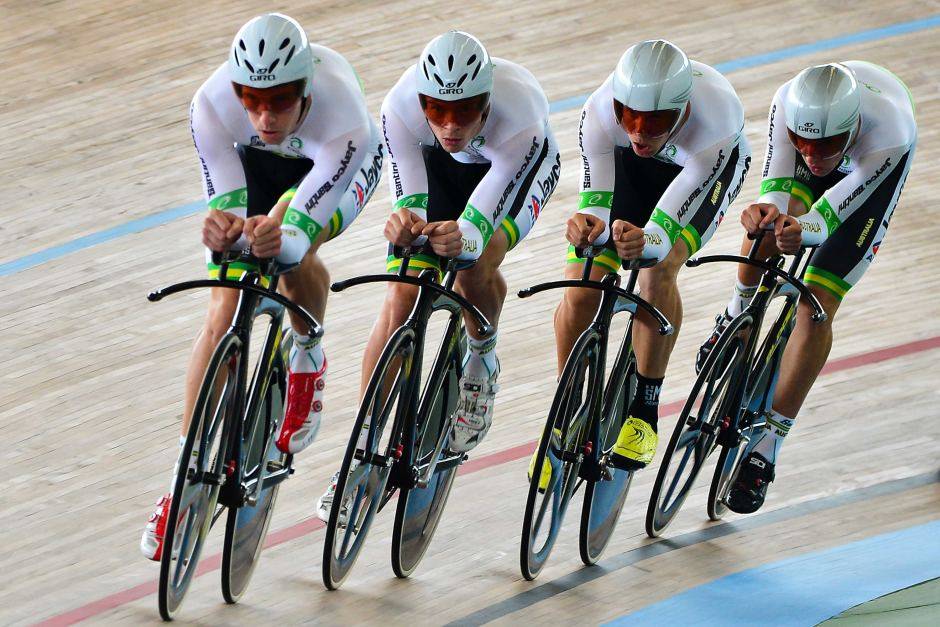 Track cycling. Гонка на велотреке. Велотрек спринт команда Австралии. Велотрек гонка преследования. Велогонки на треке.