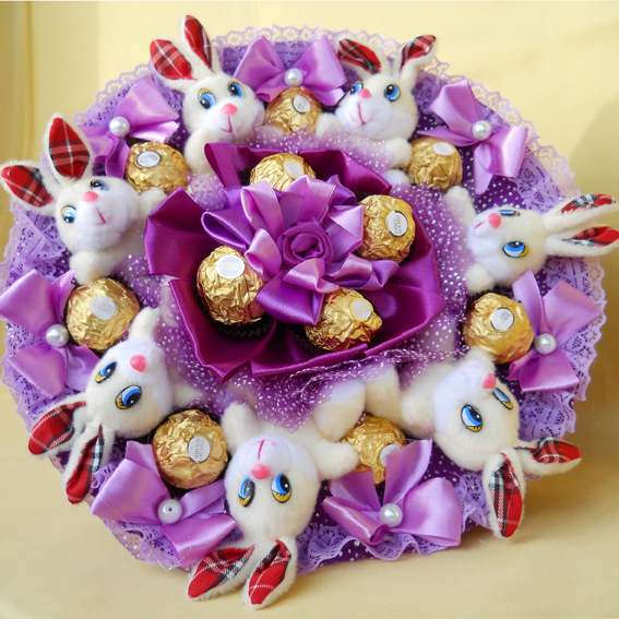 Букет из чупа чупсов и киндеров. Оригинальный подарок девушке. Подарок на рождение девочки. Идеи подарка для девочки 6 лет. Подарок маленькой девочке.