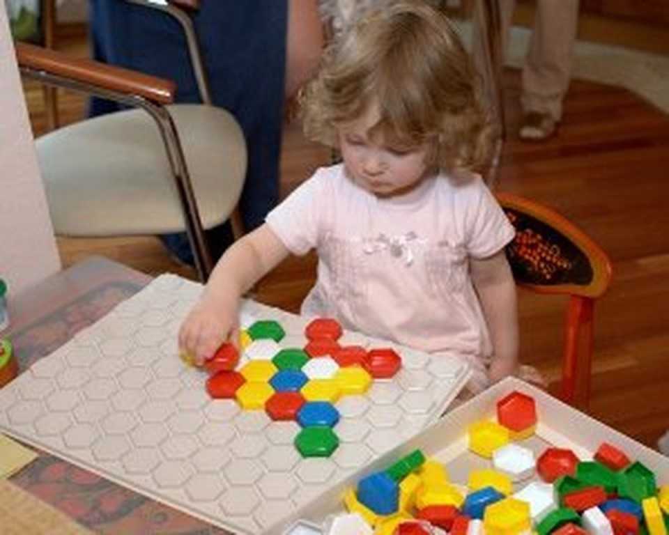 Развивающие игры 2 5. Мозаика для детей 3 лет. Развивающие игры для детей. Интересные развивающие игры для детей. Игрушки для раннего возраста.