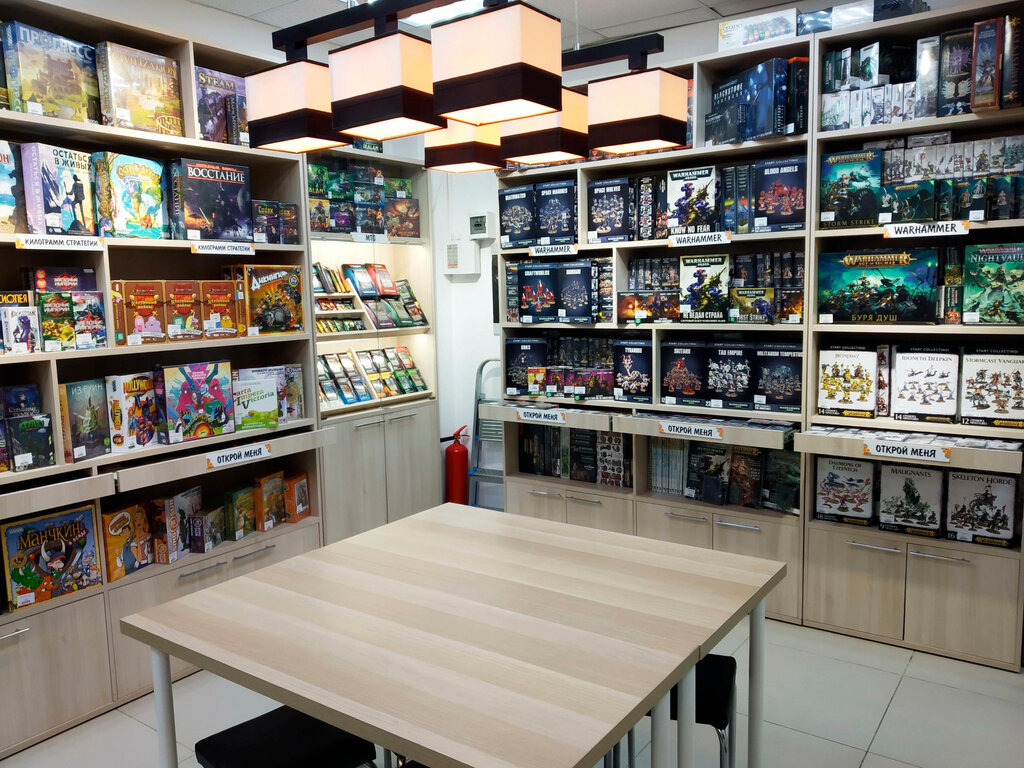 Интернет магазин настольных игр. Hobbygames интернет-магазин настольных игр. Хобби геймс Казань. Хобби геймс Бауманская. Интерьер магазина настольных игр.