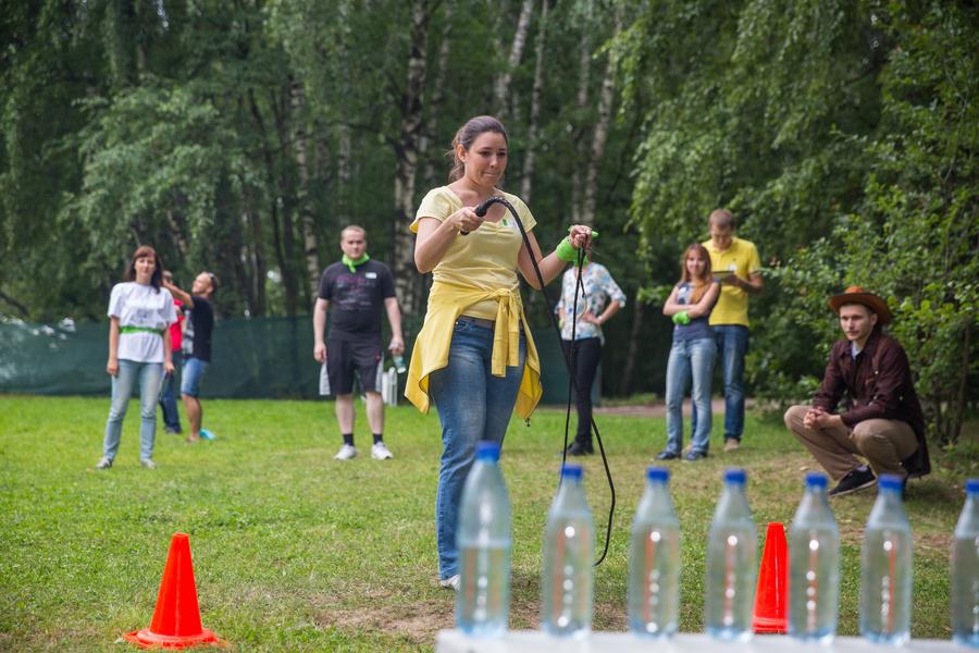 Активные конкурсы. Конкурсы для тимбилдинга на природе. Активные игры на природе для веселой компании. Конкурсы с водой тимбилдинг.