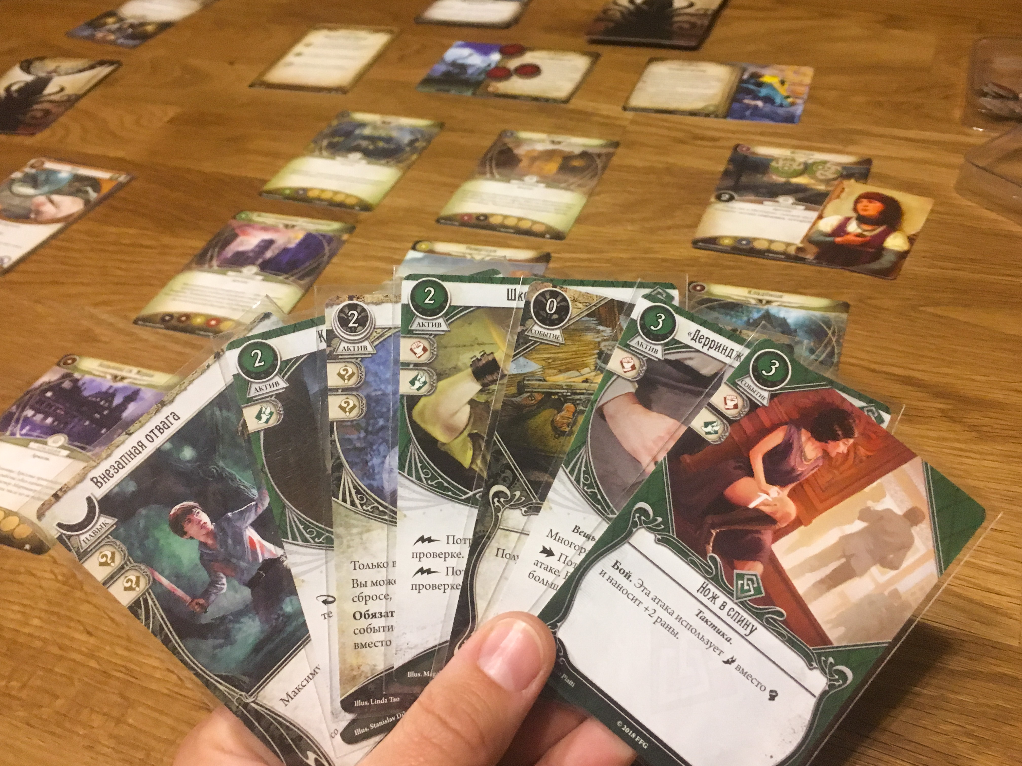 Arkham horror cards. Ужас Аркхема карточная игра. Карточный ужас Аркхэма. Настольная игра Лавкрафт ужас Аркхэма. Настолка ужас Аркхема.