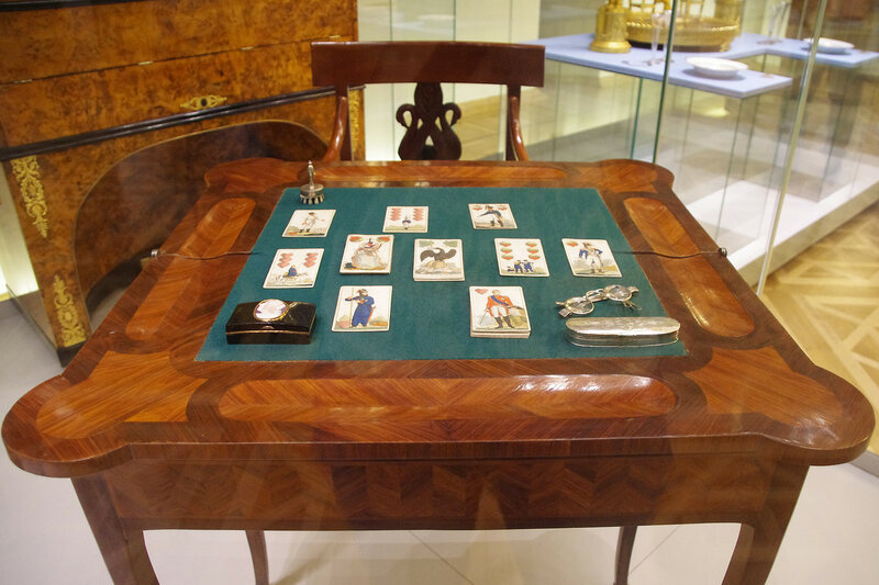 Карточный столик. Ломберный стол Жакоб. Ломбер игра. Ломберный стол 19 век. Ломберный столик сукно 19 век.