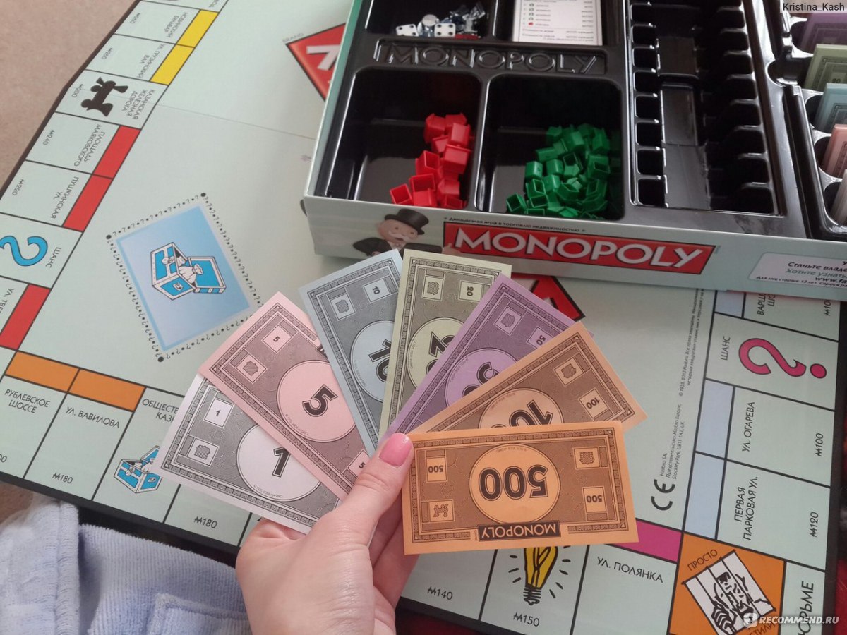 Нужно раздавать денег в монополии. Monopoly c-290 Hasbro. Деньги для монополии. Домики для монополии. Монополия с деревянными домиками.