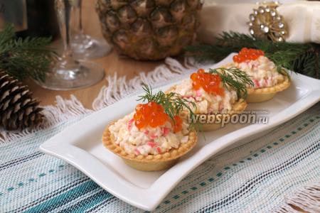 Фото рецепта Тарталетки с ананасами и крабовыми палочками
