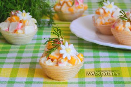 Фото рецепта Салат с крабовыми палочками и кукурузой в тарталетках