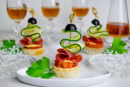 Фото рецепта Канапе с овощами и колбасой
