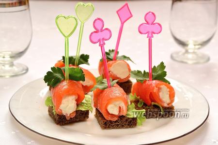 Фото рецепта Канапе с сёмгой и творожным сыром