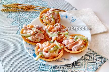 Фото рецепта Тарталетки с копчёной курицей и огурцом