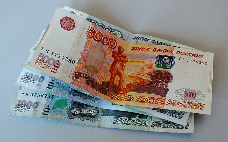 Восемь рублей. Деньги 7000 рублей. 8 Тысяч купюра. 7 Тысяч рублей в руке. 8 Тысяч рублей деньги.