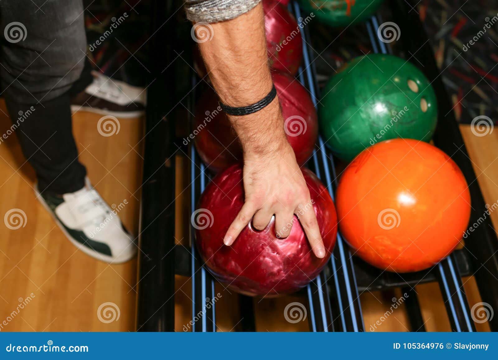 Кинуть шарик. Мяч для боулинга. Шар от боулинга в руке. Рука в шаре для боулинга. Цвет мячей в боулинге.