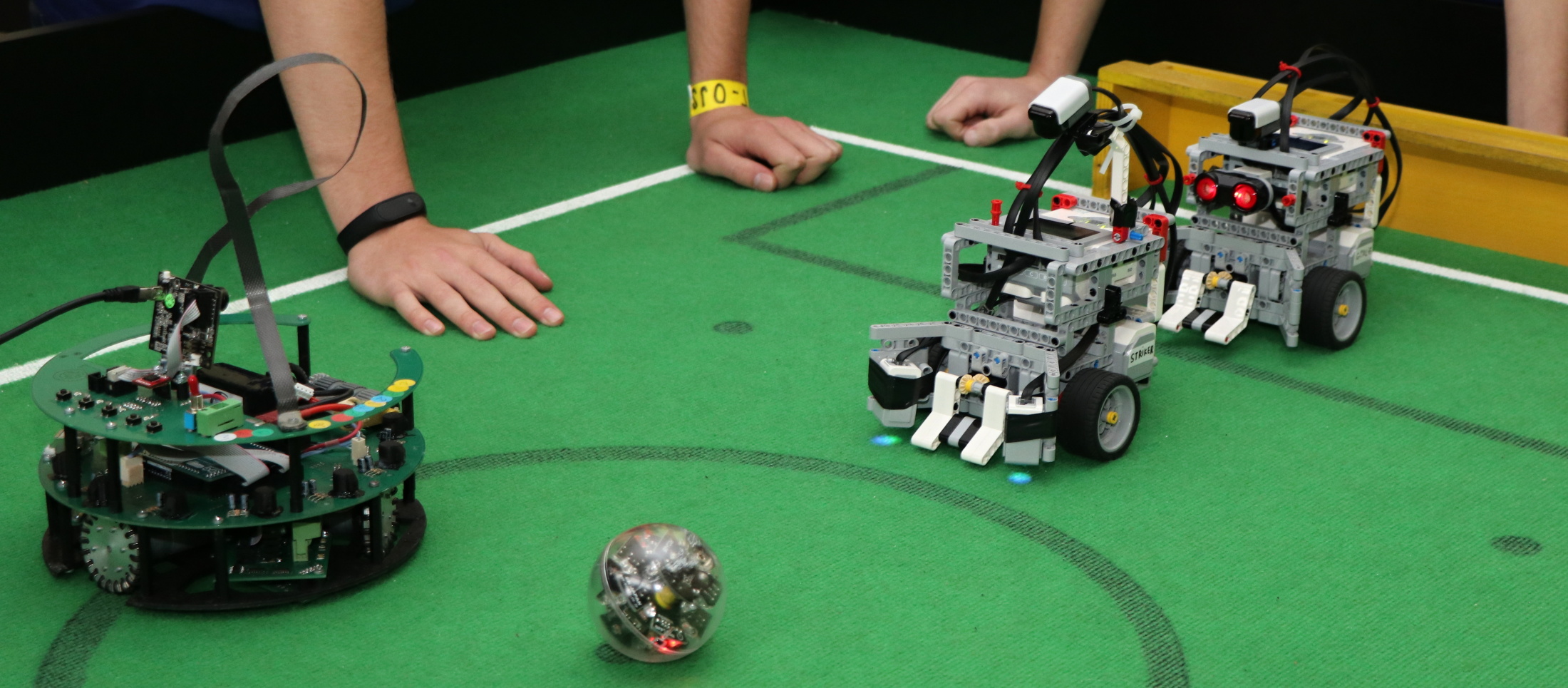 Роботы играют в футбол. Робофутбол ev3. Футбол роботов ev3. Футбол управляемых роботов.