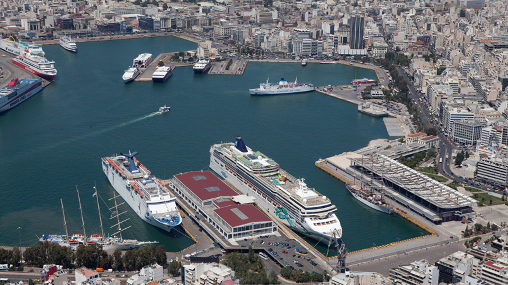 порт в афинах